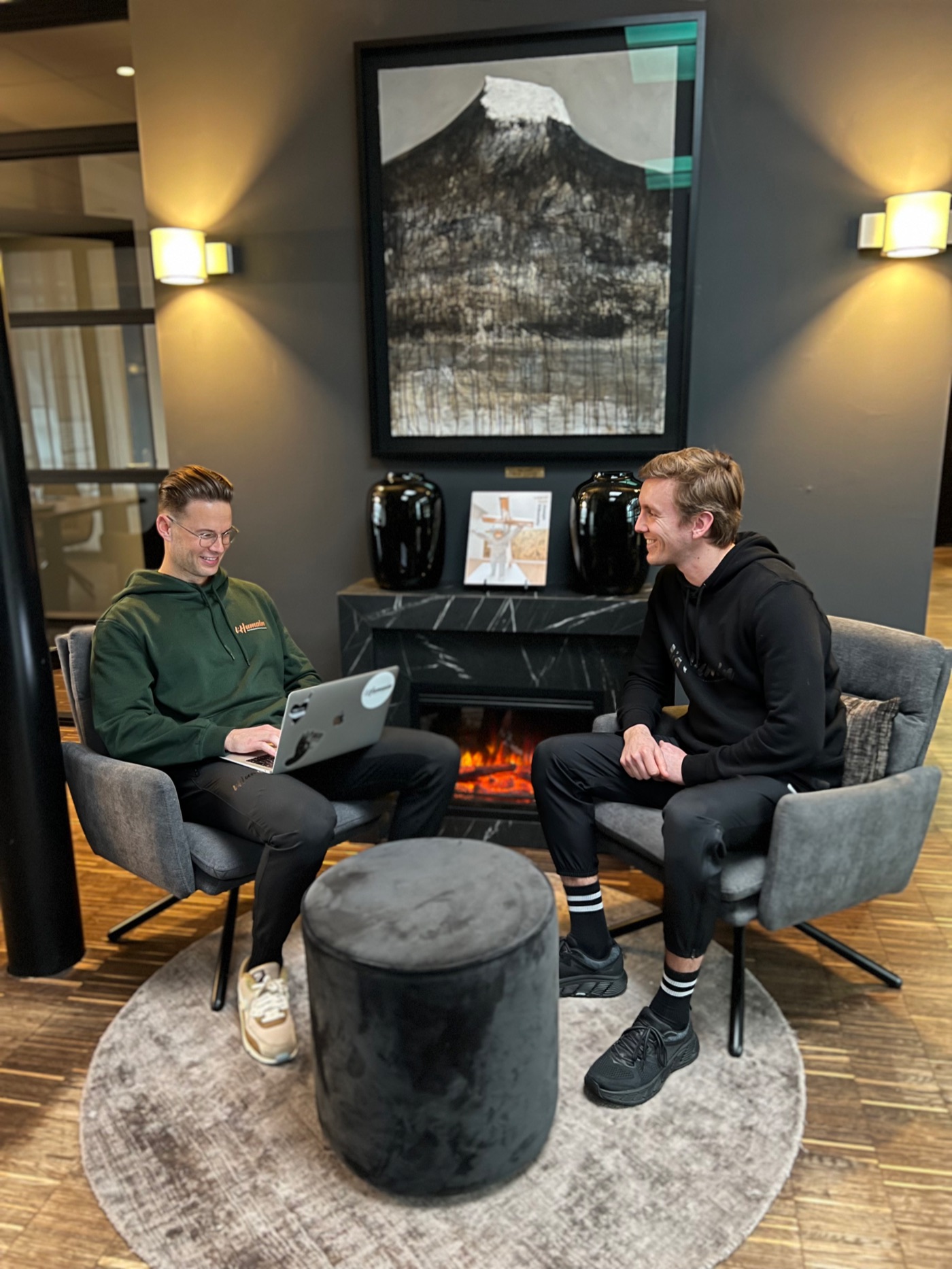 Kennismakingsgesprek bij L'Humain: coach drinkt koffie met een cliënt